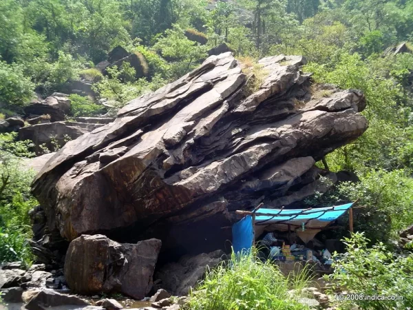 Makeshift Soft drink kiosk right at the base of the Jog Falls. Note that rock formation.
