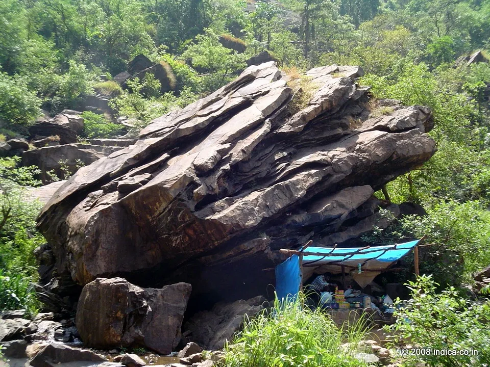 Makeshift Soft drink kiosk right at the base of the Jog Falls. Note that rock formation.