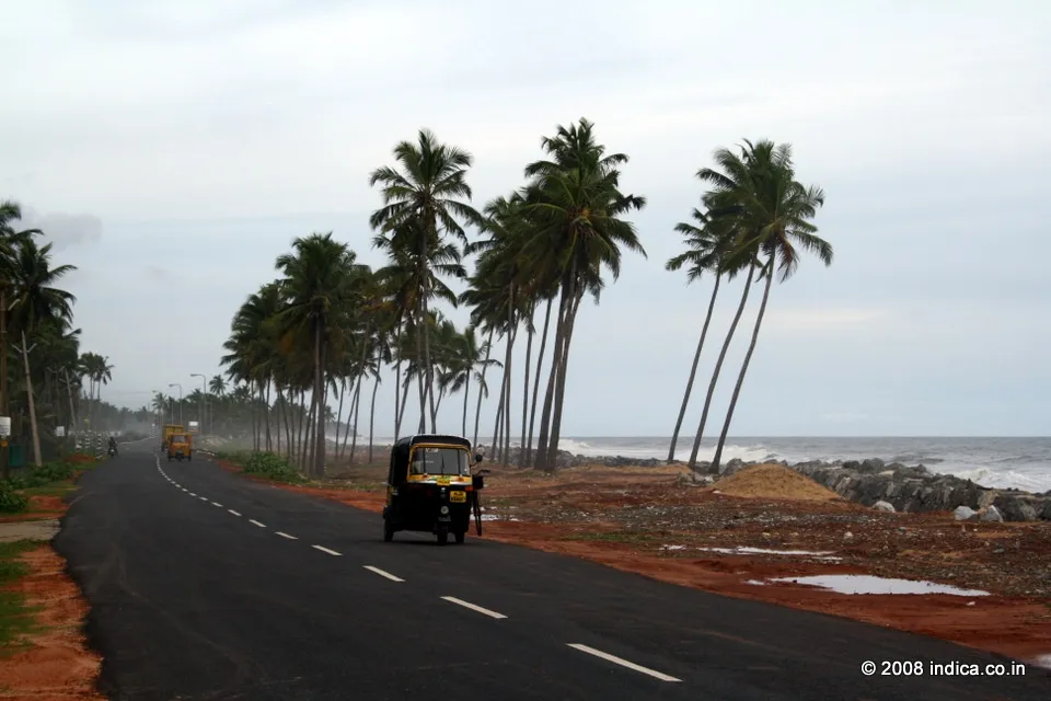 Road to Varkala along the coastal line