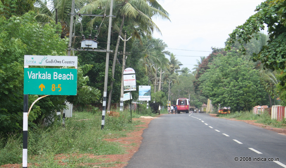 Beach in Varkala is at a short distance from the town square. 