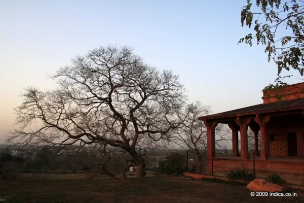 The evening light cast a warm glow on the reddish sandstone structures of Fatehpursikri.