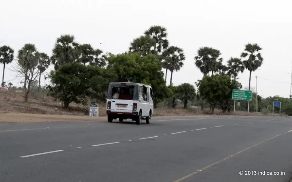 The ECR , that connects Mahabalipuram with Chennai and Pondicherry .