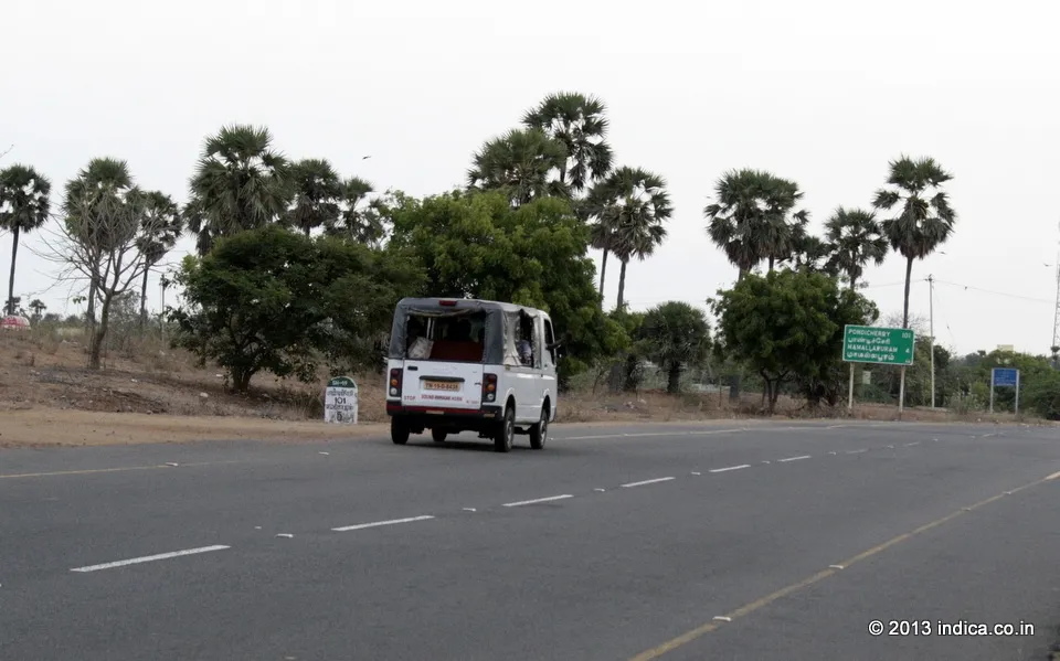 The ECR , that connects Mahabalipuram with Chennai and Pondicherry .