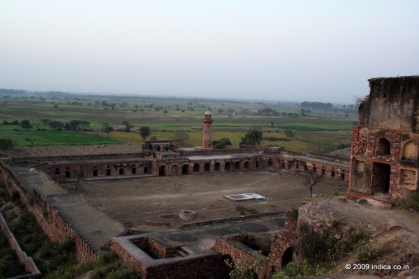 Caravanserai on the edges of the wheat fields in Fatehpursikri