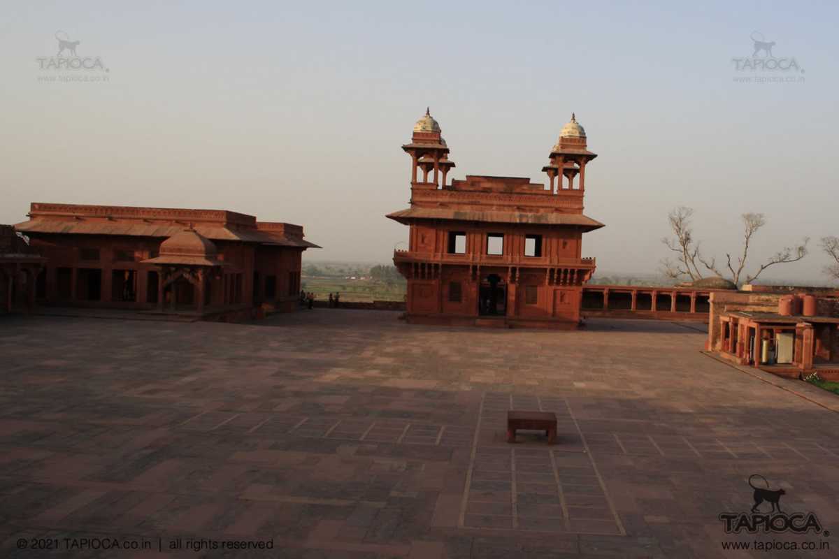 Pachisi Court and in the background is the Diwan-i-Khas