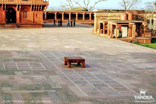 Pachisi Court .Seen in the far ground is the Diwan-i-Khas. On the right is the Diwani-i-Am.