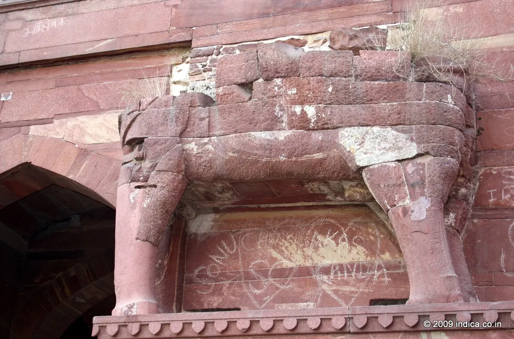 There are no carvings or any other embellishment to speak of. Considering the fact that the Hathi Pol was the entrance to the royal complex, this is quite strange. The stone elephants that have now all but disappeared were the only form of ornament that can be seen on this gate.
