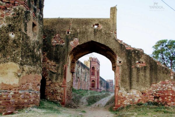 Gateway to Caravanserai and the trail that goes around the ruins of Fatehpursikri