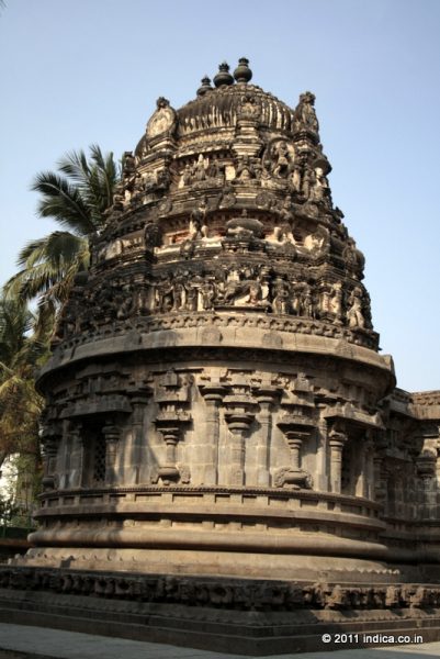 The tower above the garbha griha (Sanctum) is made of bricks and decorated with terracotta stucco images