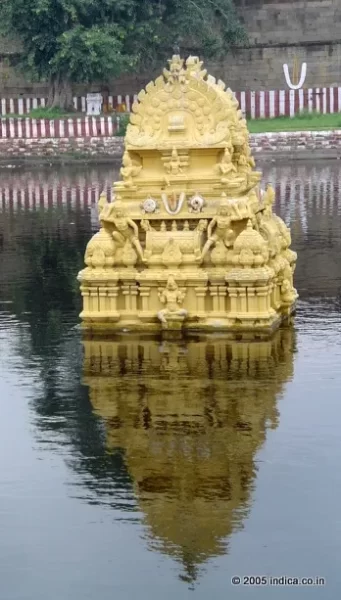 Temple-pond inside Varadharaja-perumal temple, Kanchipuram