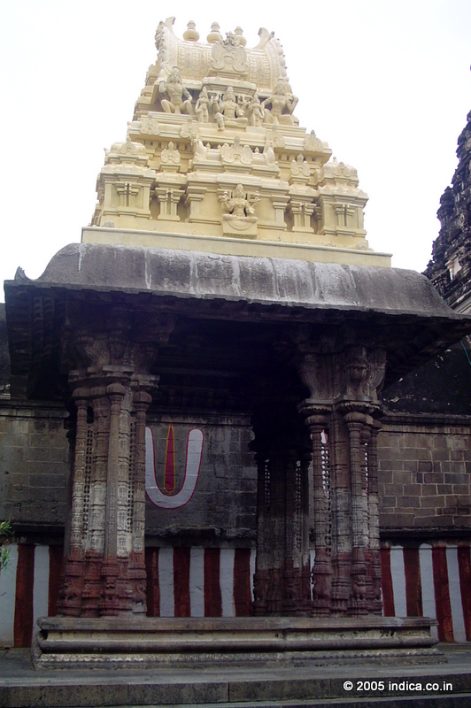 Vahana-mandapam inside Varadharaja-perumal temple.
