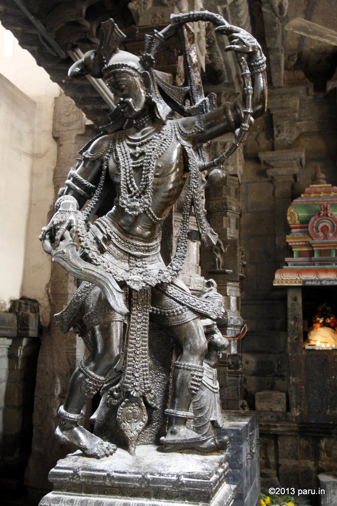 The massive images located at the court of the Nellaiappar temple in Tirunelveli.  