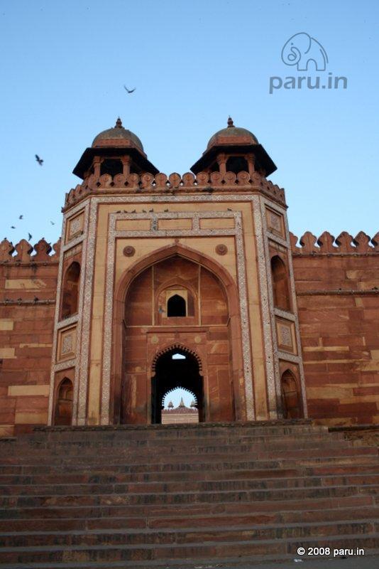 Badshahi Darwaza at Fatehpursikri faces in the direction of Agra