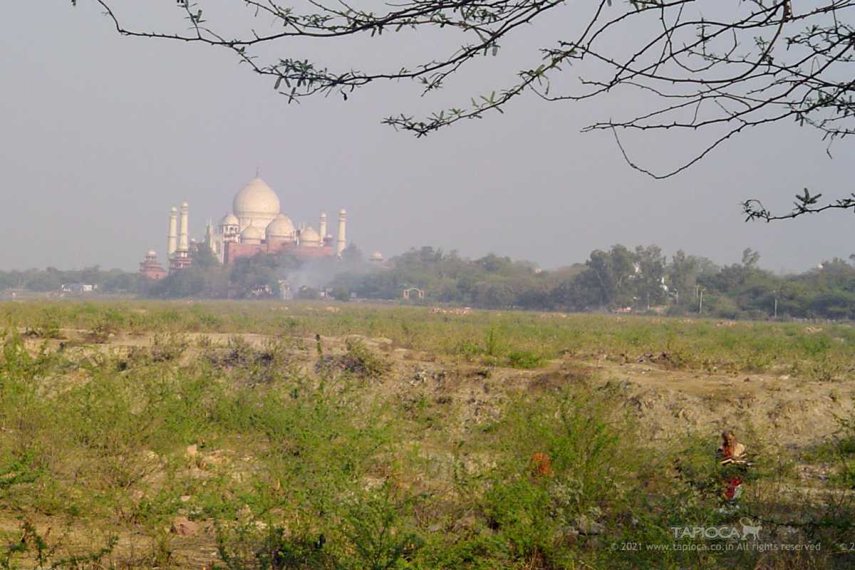 The site for Taj Mahal was decided to be along the river Yamuna which was a small bend that would increase the beauty of the building multi-fold. The site belonged to Raja Jai Singh of Amber who was given an equal compensation by Shah Jahan consisting of mansions inside the city of Agra. The site chosen for the construction of Taj Mahal had an added advantage that it was viewable from Shah Jahan’s palace in the Agra Fort.
The Construction