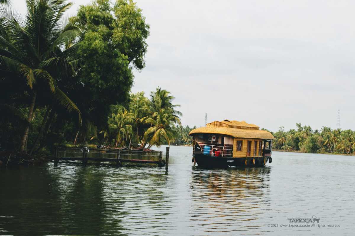 The main gateway for Valiyaparamba backwaters tours is located about 22km south of Bekal.