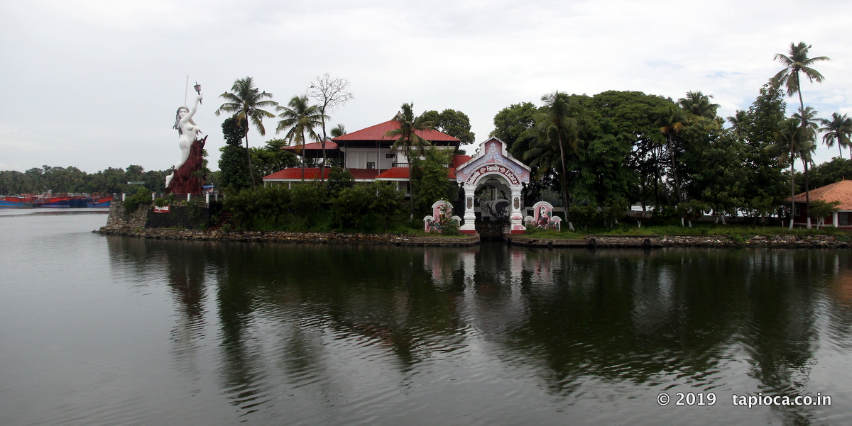 This homestay overlook the Ashtamudi Backwater in Kollam ( Quilon)