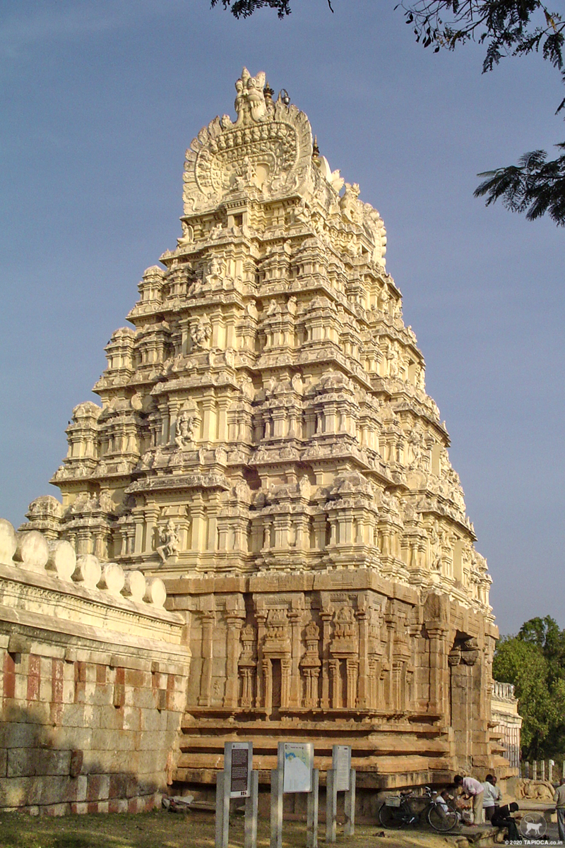 Gopuram over entrance in the Ranganathaswamy temple at Srirangapatna