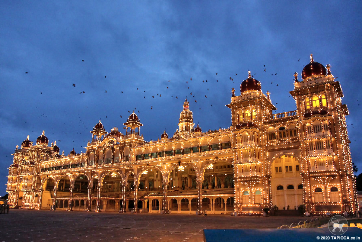 The palace is illuminated on weekends and on festival days.