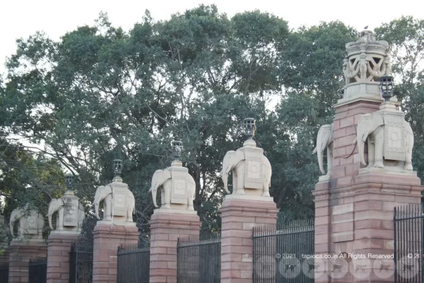 Lutyens Delhi sculpture