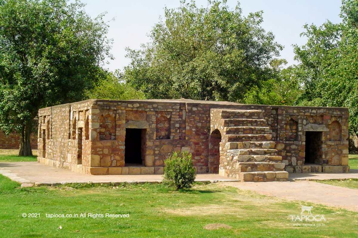 This Tomb & Garden is on near the entry to Humayun's Tom complex 