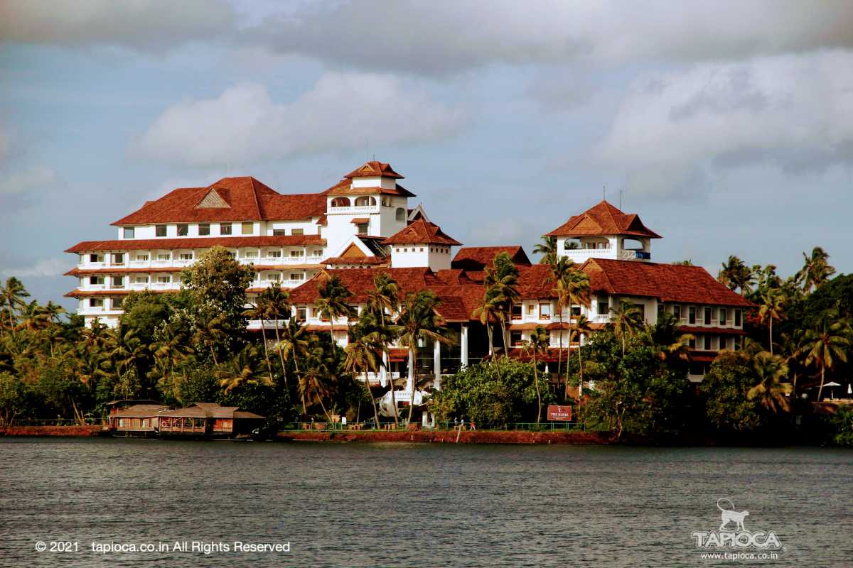 Most of the rooms overlook the Ashtamudi lake