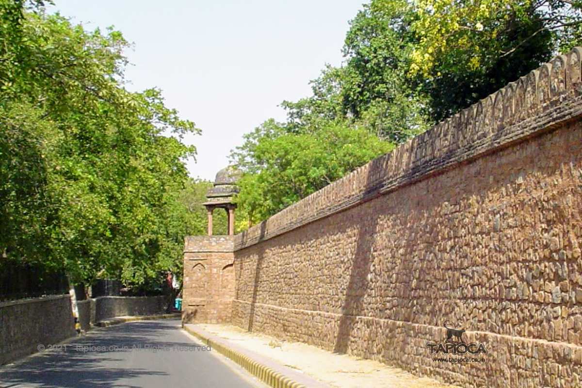 The main road leading to the western gate of Humayun's Tomb complex 