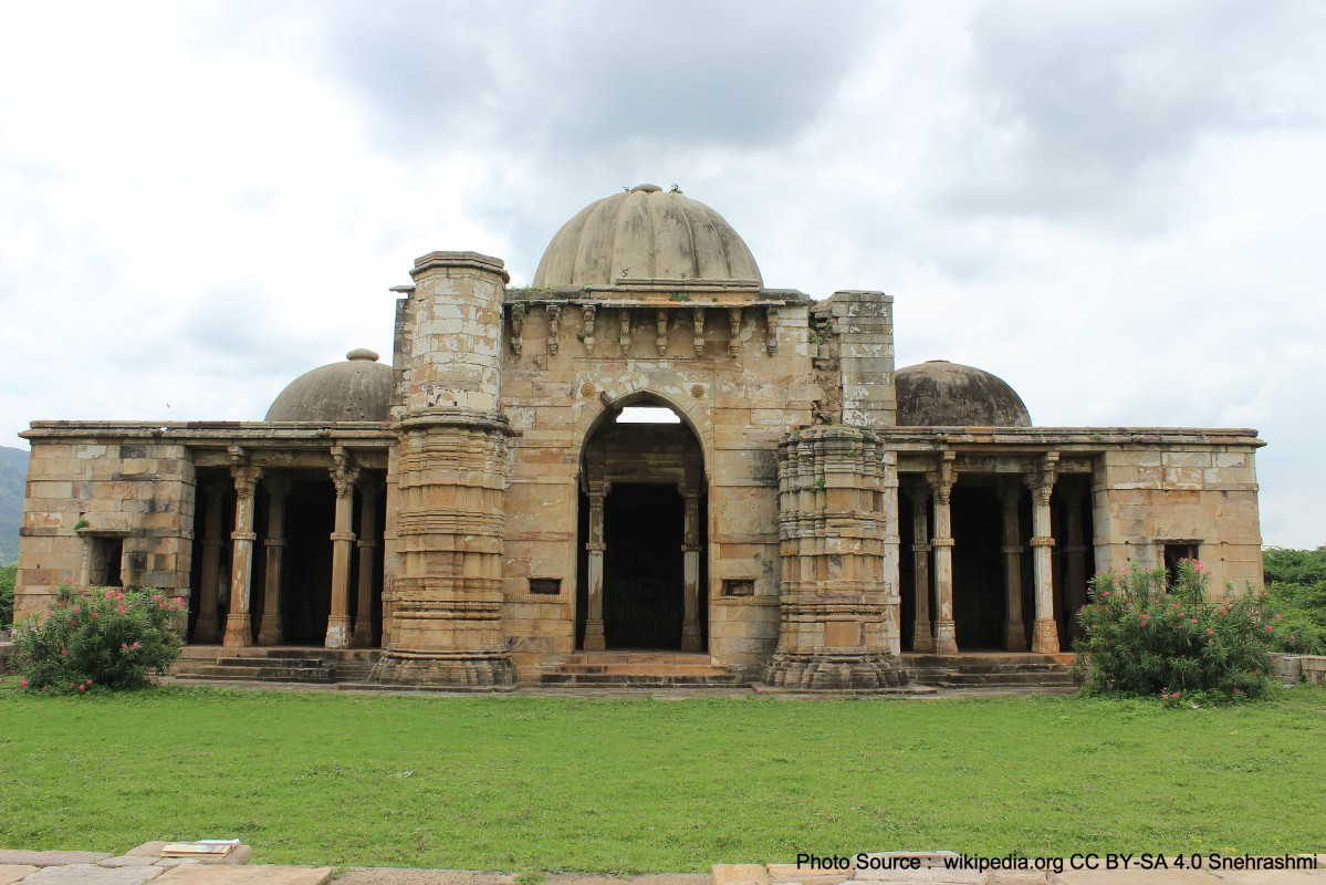 Lila Gumbaj Ki Masjid, built on a high plinth, has a frontage with an arched entrance at the centre flanked by two lateral arches.
